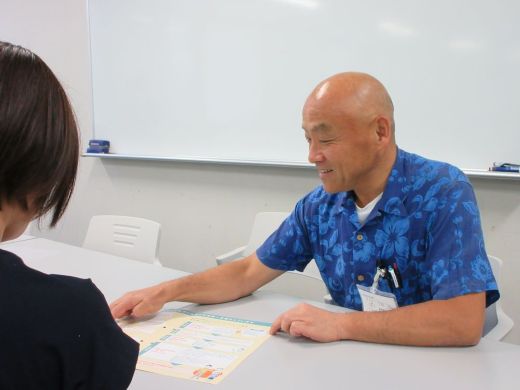 相談者へ事業説明をする様子