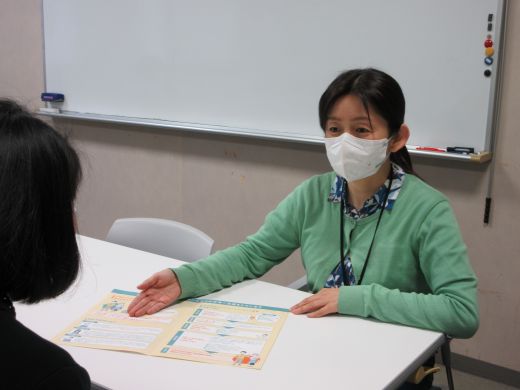 相談者へ事業説明をする様子