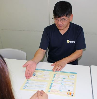 相談支援でセーフティネットの説明をする様子